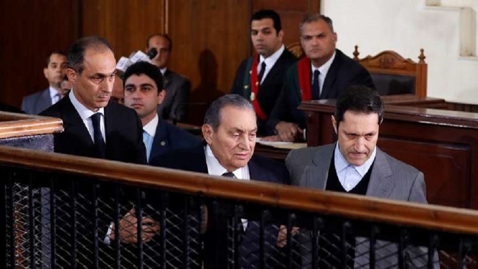 الرئيس المصري الراحل حسني مبارك مع نجليه علاء وجمال - أرشيف