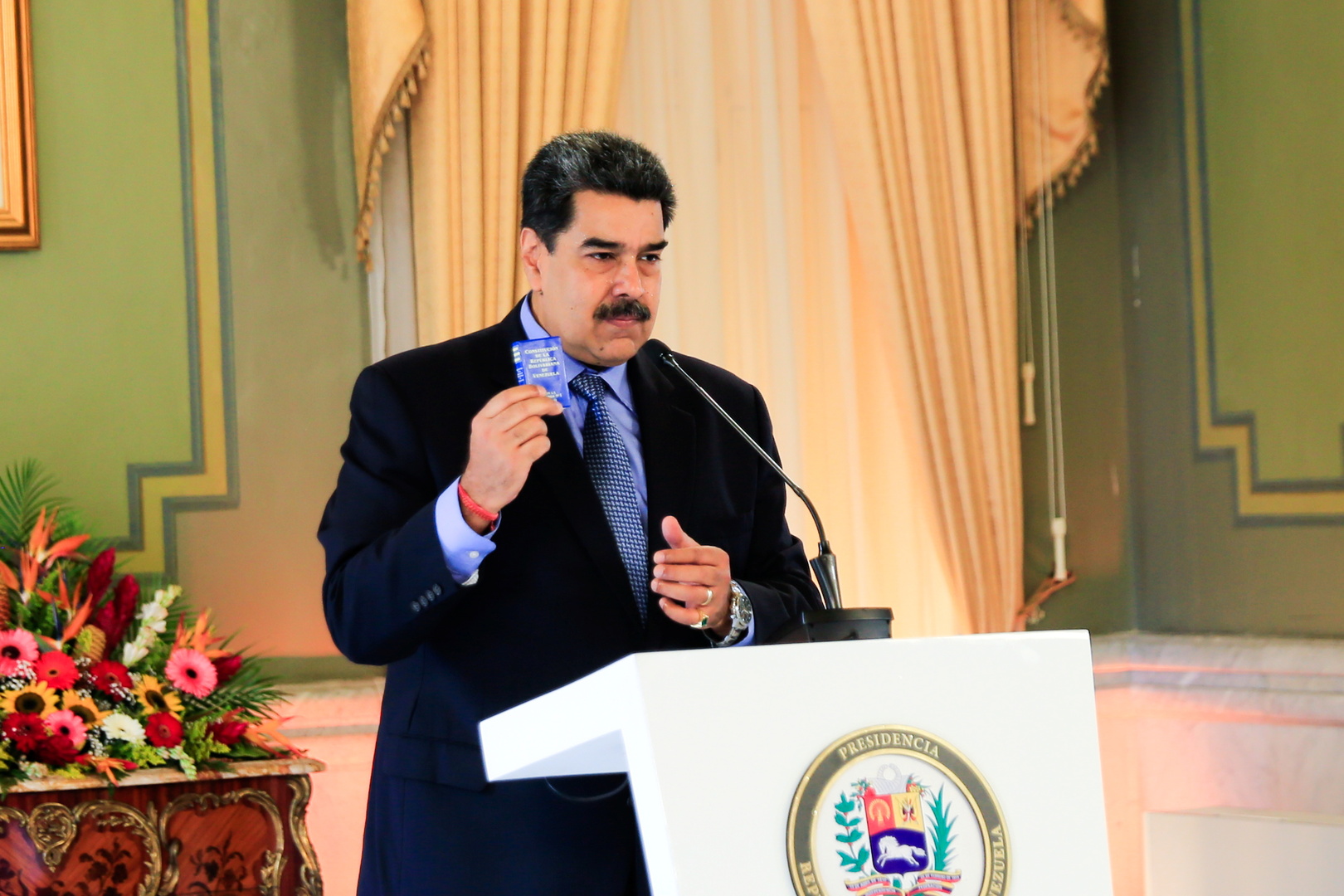 مادورو: سأترك الرئاسة في حال فازت المعارضة بالانتخابات التشريعية