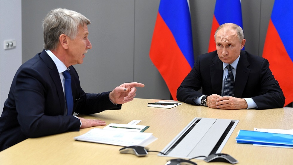 بوتين ممازحا خلال اجتماع: أضعنا ميخيلسون وأنتم مهتمون بحامل كاميرا!