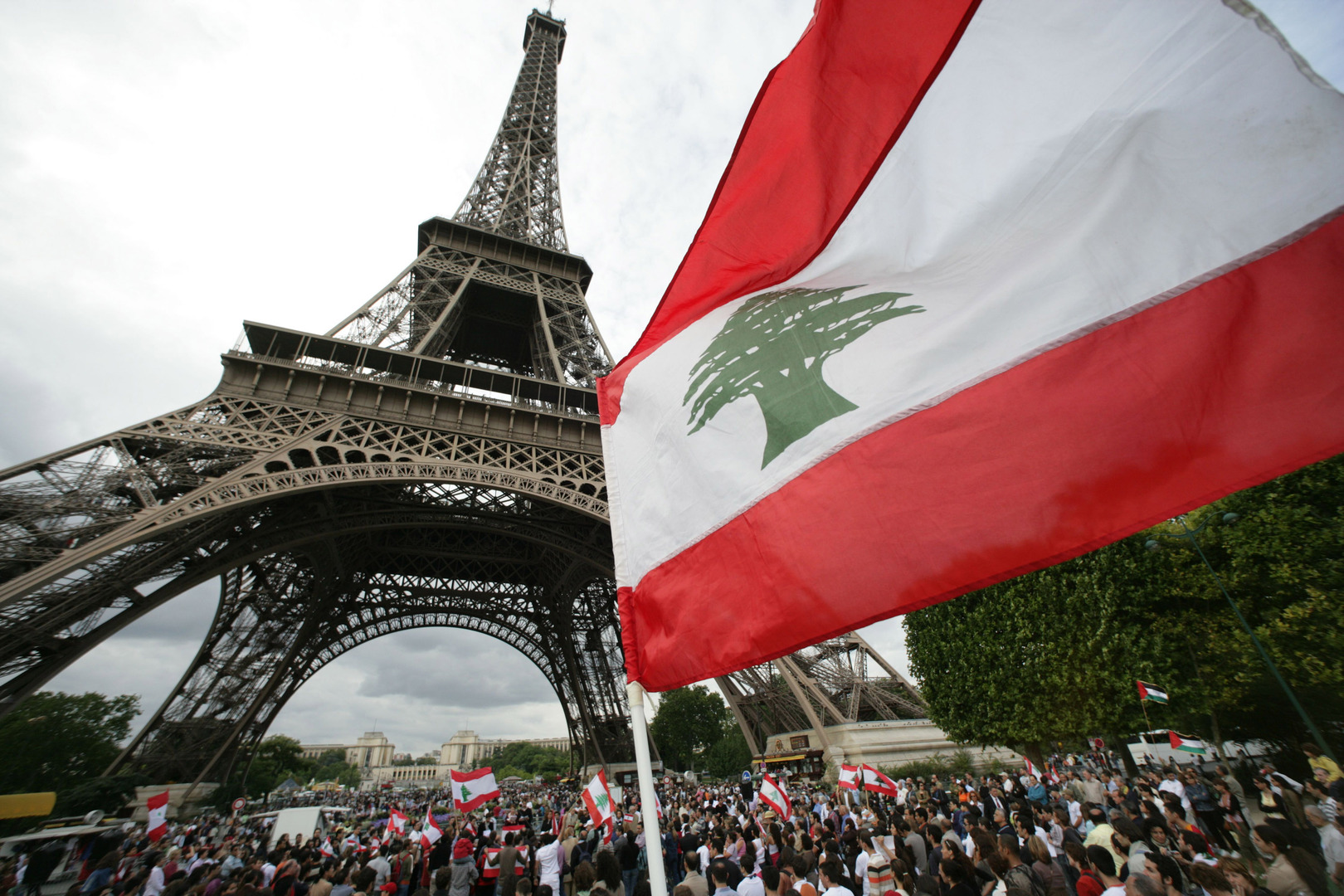 علم لبنان أمام برج إيفل في العاصمة الفرنسية باريس