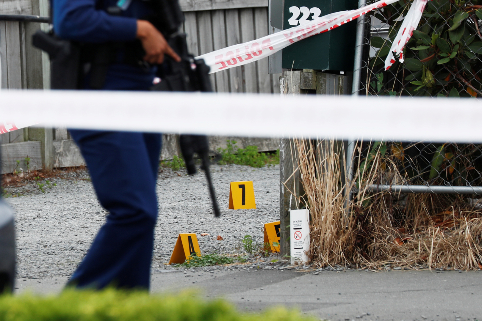 عنصر من الشرطة يحرس موقع إطلاق النار أثناء التحقيق خارج مسجد لينوود في كرايستشيرش بنيوزيلندا