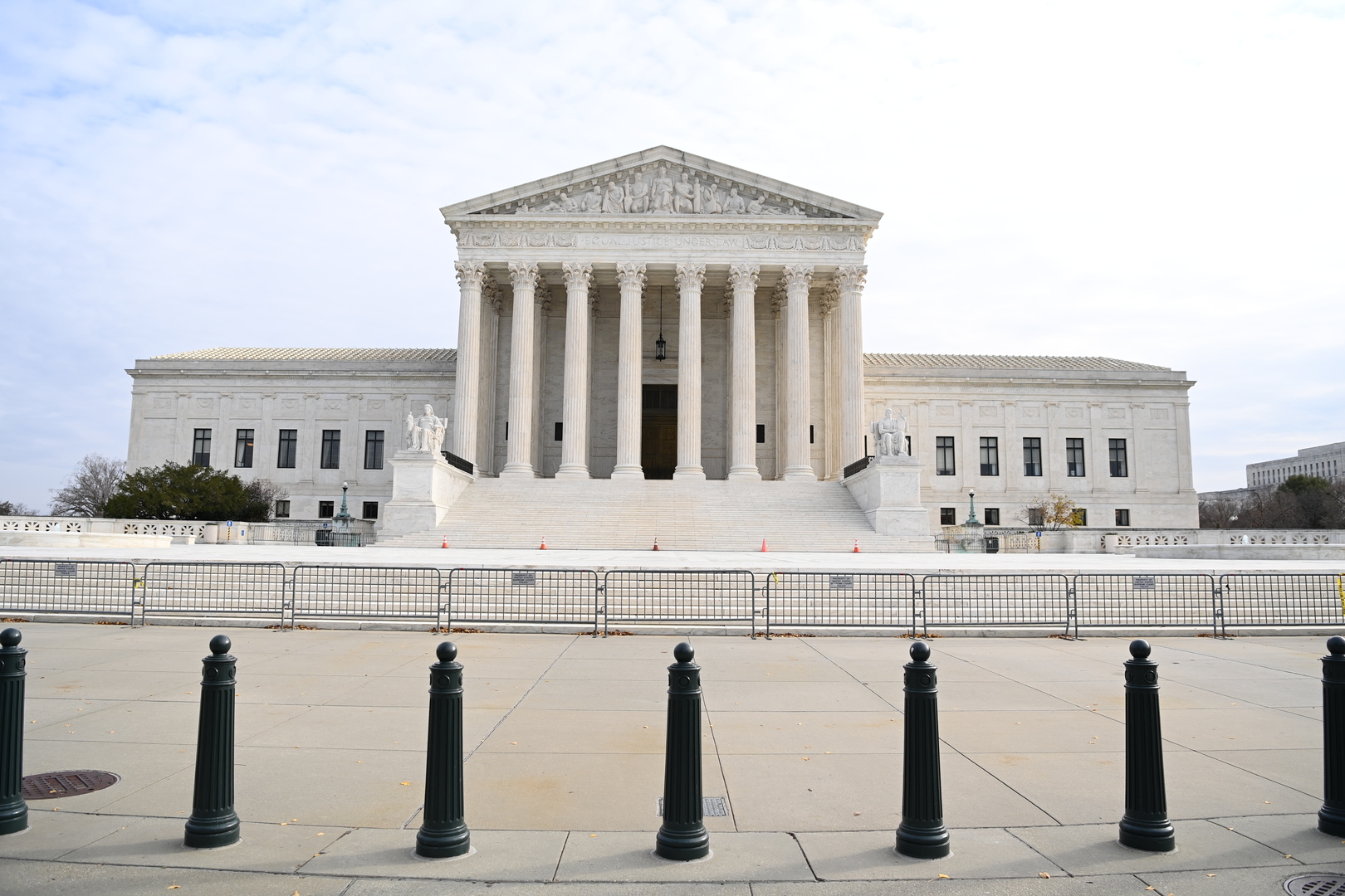 المحكمة العليا في الولايات المتحدة ترفض الطعن في فوز بايدن بـ 4 ولايات حاسمة