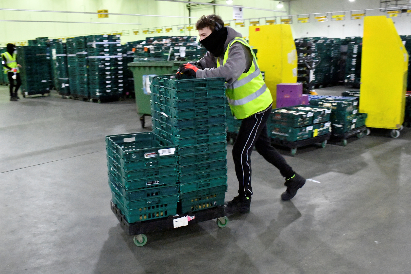السلطات البريطانية تدعو المتاجر الكبرى لتخزين المواد الغذائية