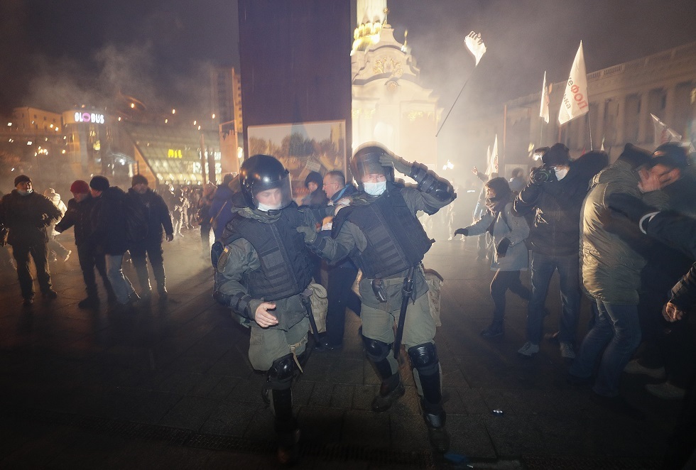 أوكرانيا.. إصابة العشرات من الشرطة في اشتباكات مع محتجين على العزل العام