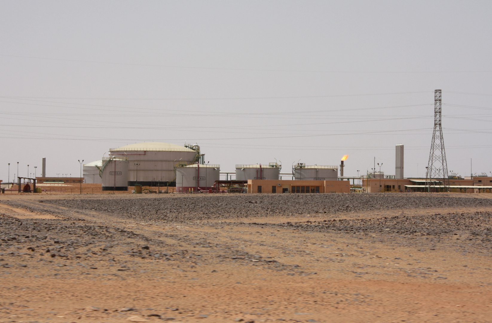 المؤسسة الليبية للنفط تدين تدخل مسلحين في مهام شركة البريقة لتسويق النفط