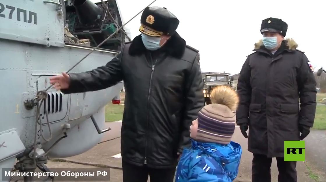 بالفيديو.. هدية مذهلة من الدفاع الروسية لطفل صغير