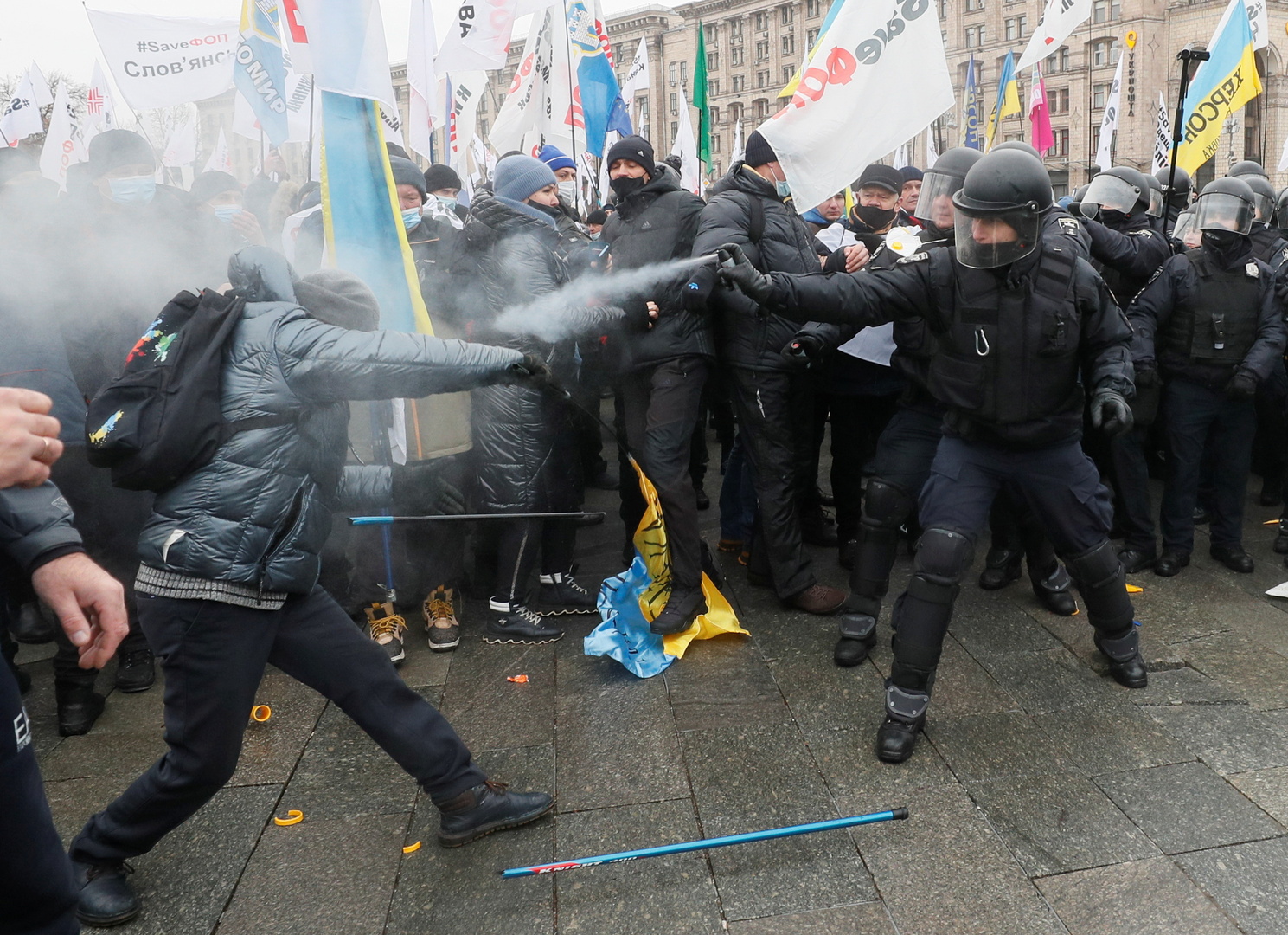إصابة 70 متظاهرا أثناء اشتباكات بين محتجين والشرطة في العاصمة الأوكرانية