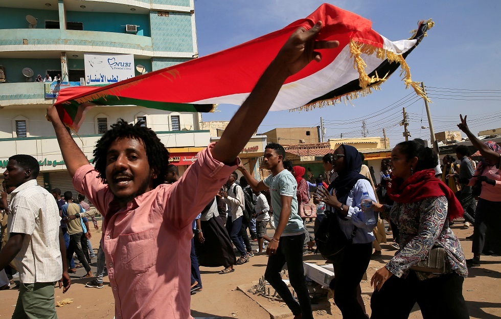 آلاف السودانيين يحتجون للمطالبة بتطبيق الإصلاحات