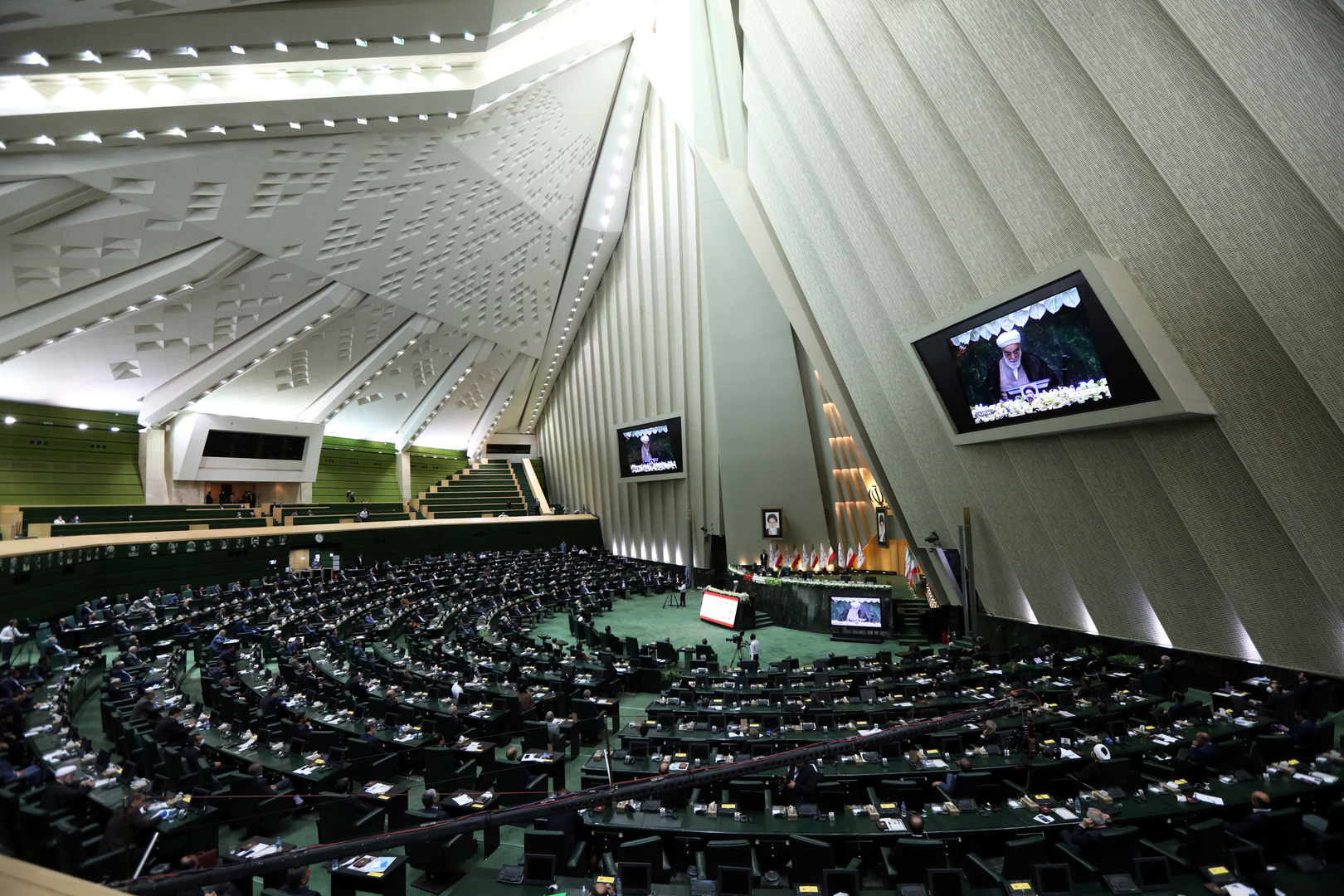 البرلمان الإيراني يسمح بترشح ضباط الجيش وأعضاء مجمع تشخيص مصلحة النظام لانتخابات الرئاسة