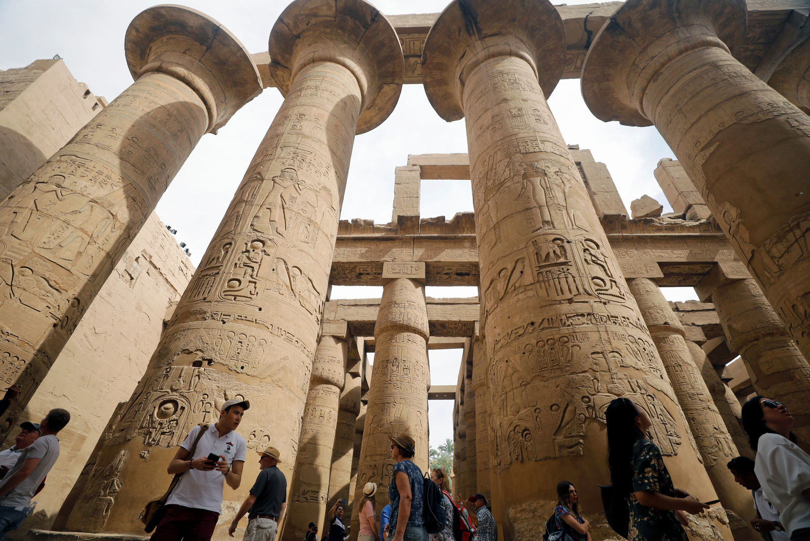 مصر.. ظاهرة تعامد الشمس على قدس الأقداس تجذب السياح والمواطنين