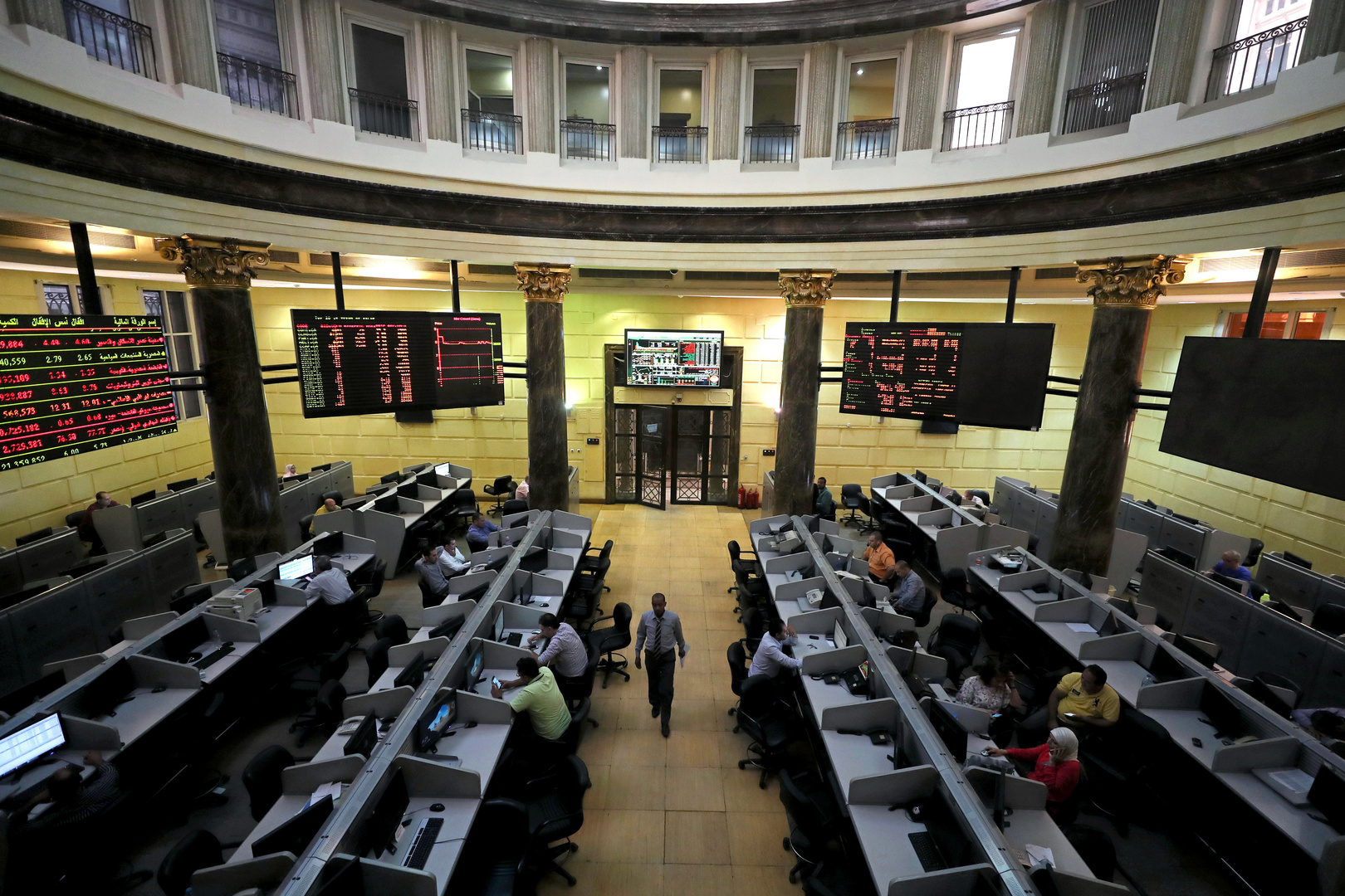 البورصة المصرية توقف تداولاتها بعد هبوط كبير