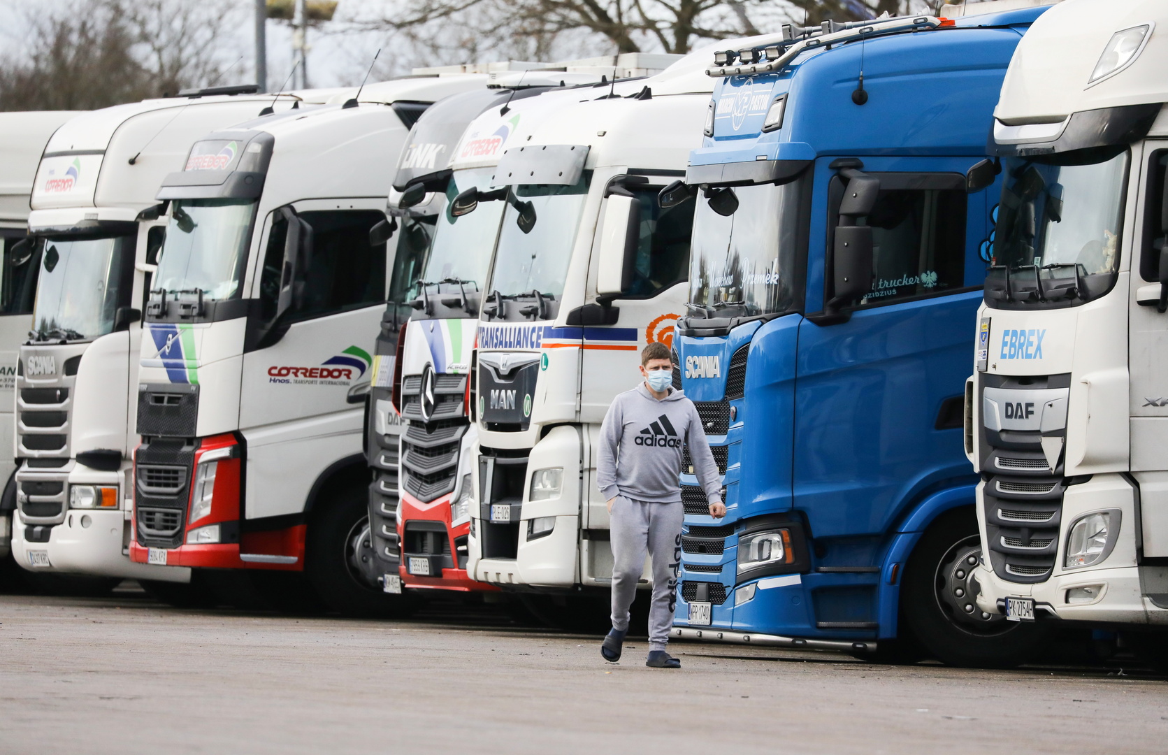 فرنسا تسمح بدخول سائقي الشاحنات من بريطانيا شرط خلوهم من كورونا