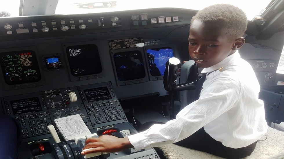 مثله الأعلى إيلون ماسك.. صبي في السابعة يبهر أوغندا بمواهبه في الطيران (صور+فيديو)