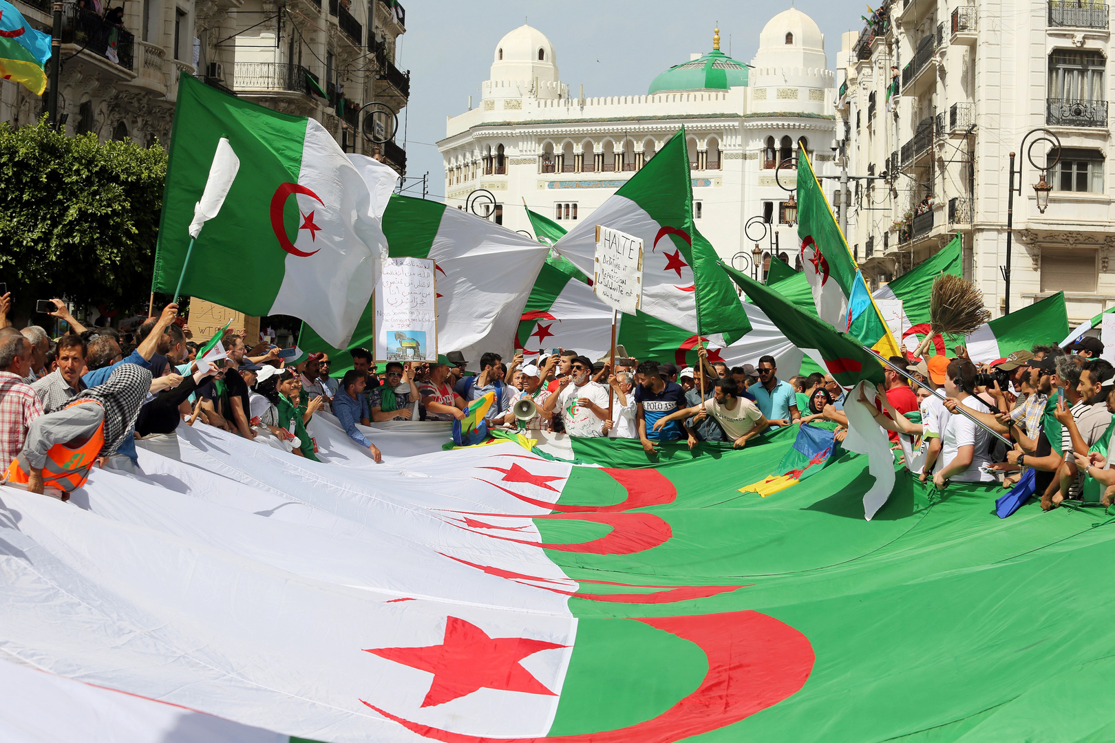 الجزائر..مقترح قانون لمنع الترويج للتطبيع مع إسرائيل عبر وسائل الإعلام