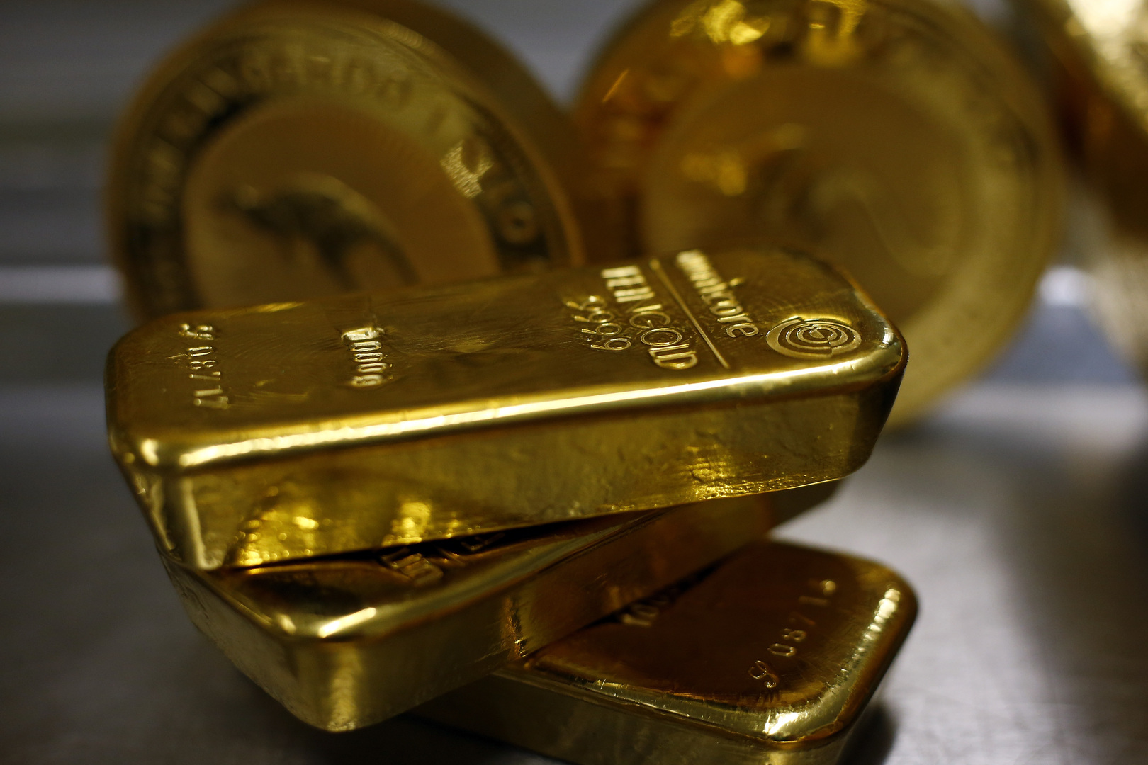 الذهب يبلغ ذروة أسبوع بعد إقرار حزمة التحفيز الأمريكية