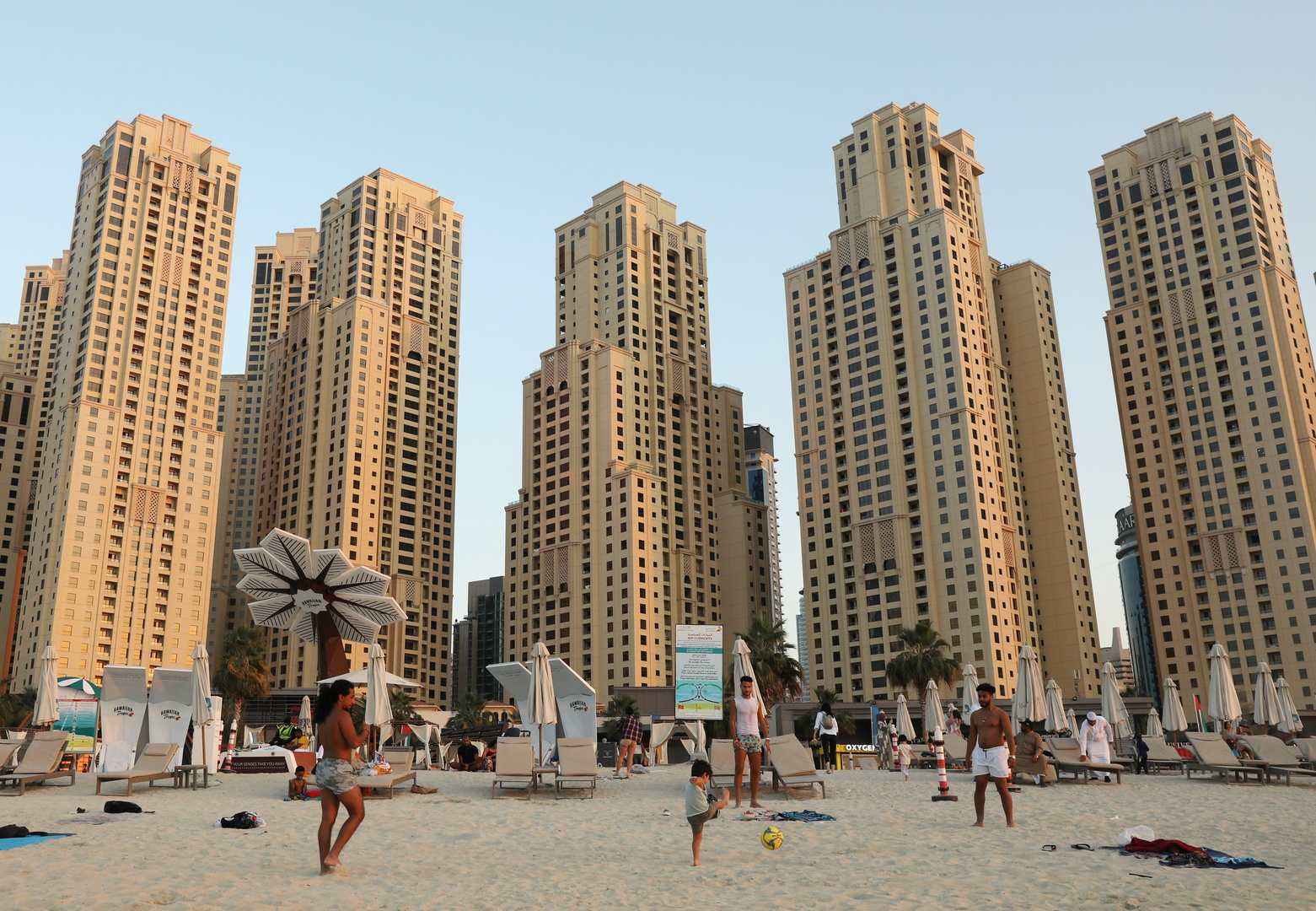 الإمارات تمدد التأشيرات لكافة السياح لمدة شهر إضافي