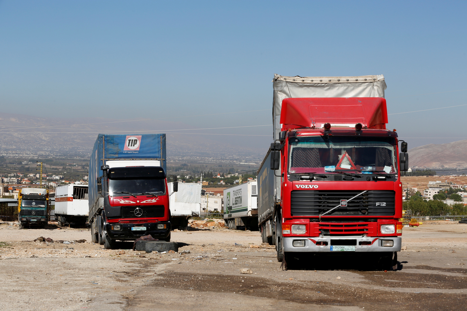 الإفراج عن 60 سائق شاحنة لبنانيا كانوا محتجزين عند الحدود السورية اللبنانية