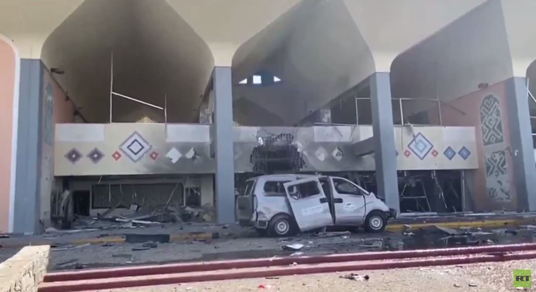 المشاهد الأولى من مطار عدن بعد انفجار تزامن مع هبوط طائرة تقل الحكومة اليمنية الجديدة
