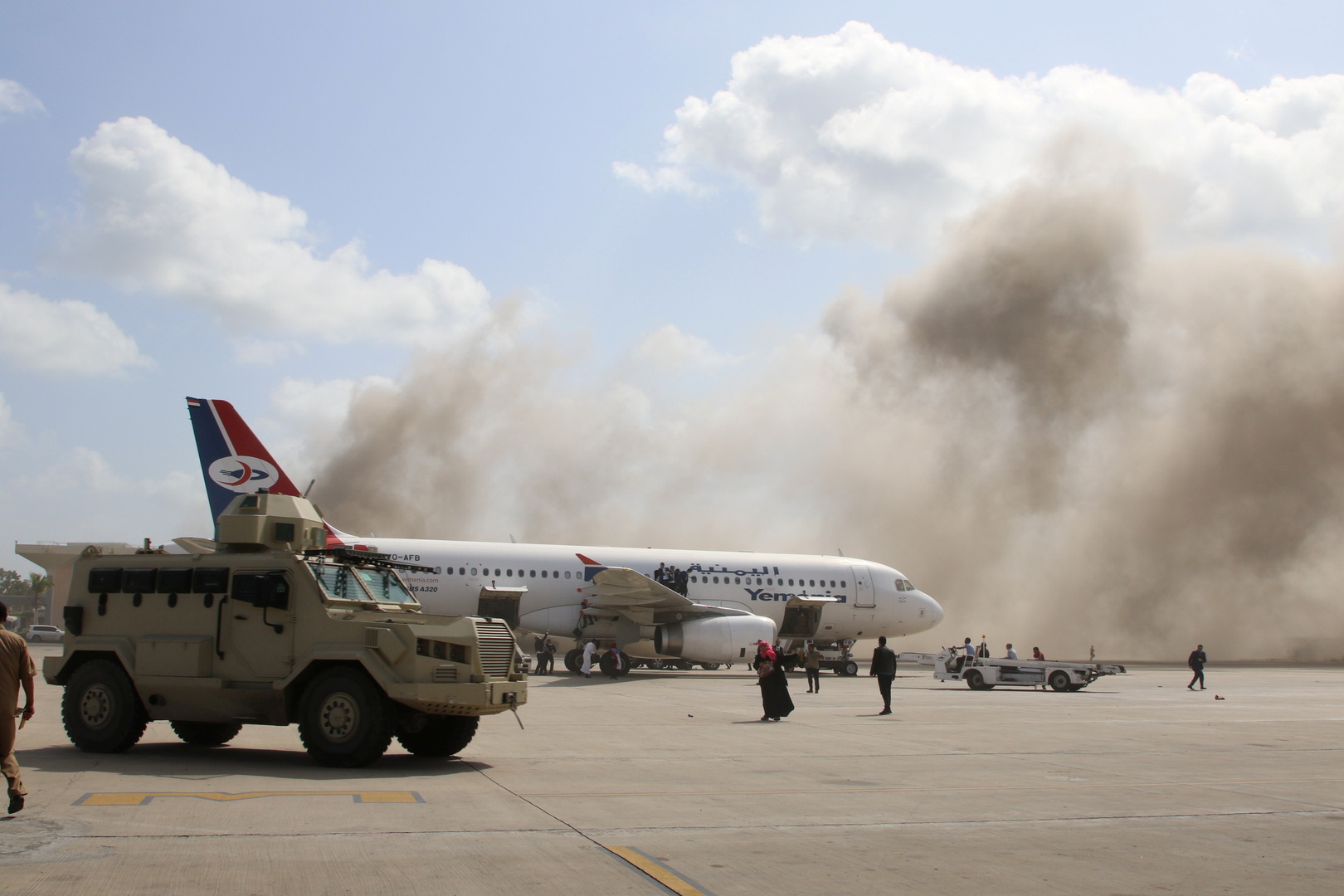انفجارات تهز مطار عدن بالتزامن مع وصول الحكومة اليمنية الجديدة إليه