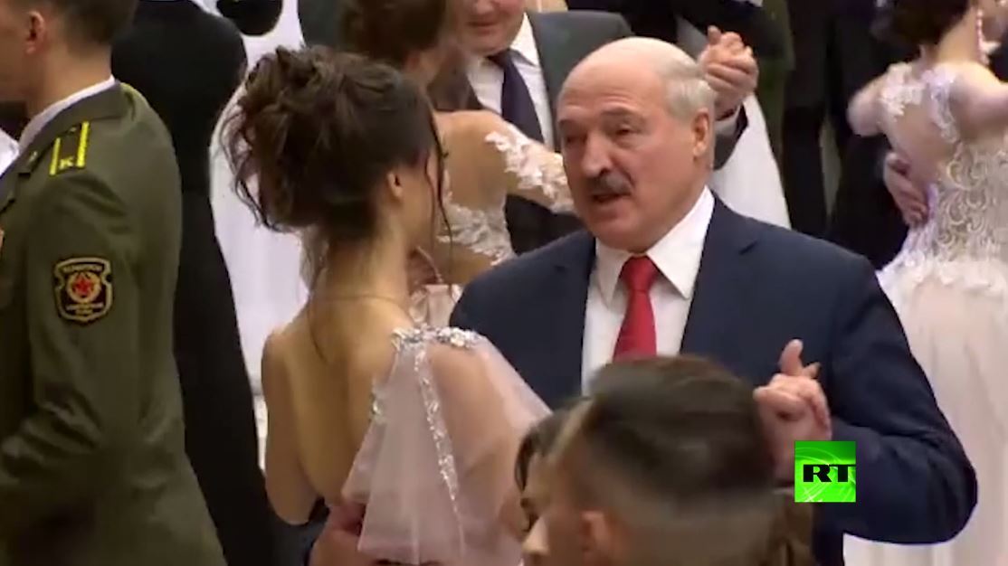 شاهد رقص لوكاشينكو مع فتاة أثناء حفل الشباب في قصر الاستقلال في عاصمة بيلاروس