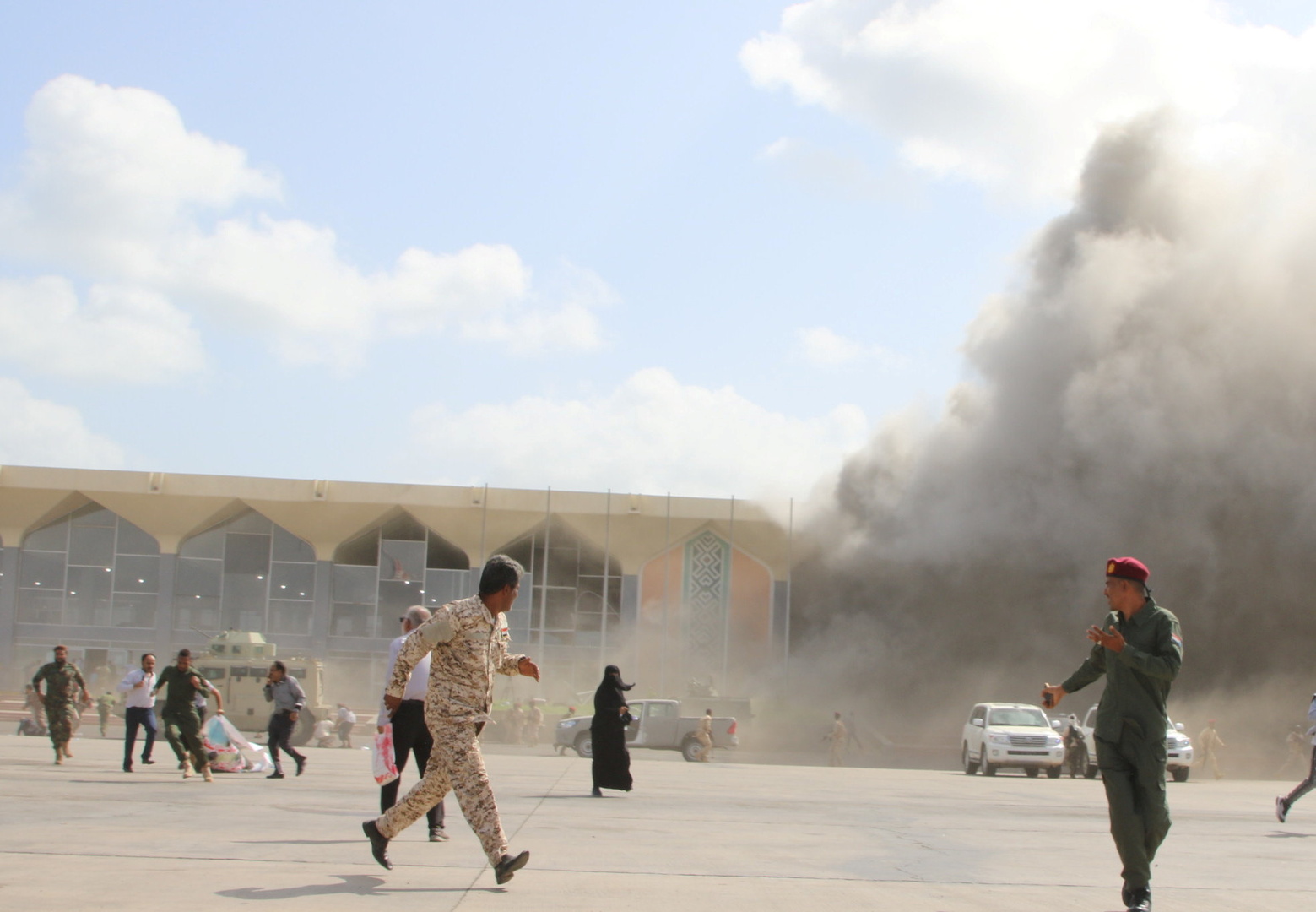 وزارة الخارجية اليمنية تتهم الحوثيين باستهداف مطار عدن بأربعة صواريخ باليستية