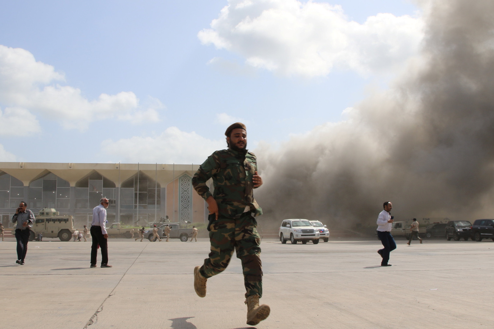 حكومة هادي تحمّل إيران مسؤولية قصف مطار عدن