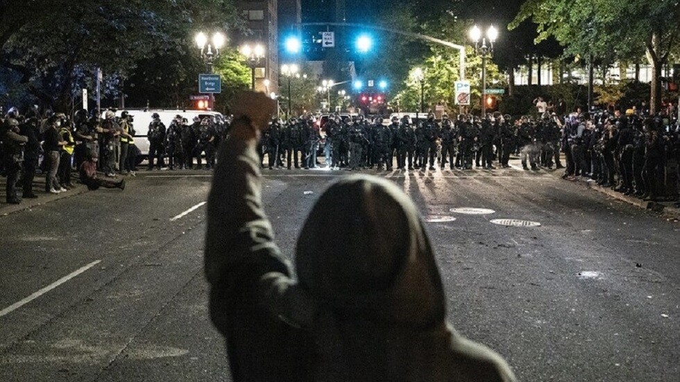 بورتلاند الأمريكية تستقبل العام الجديد باحتجاجات ومواجهات مع الشرطة