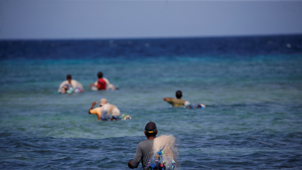 صياد إندونيسي يصطاد غواصة صينية مسيّرة (صور)