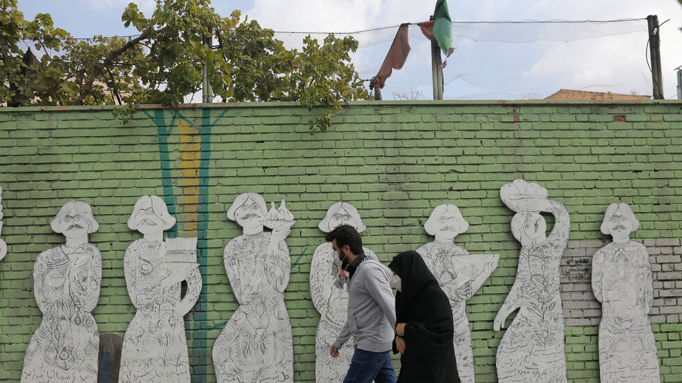 الصحة الإيرانية تنفي وصول أي شحنة لقاحات كورونا