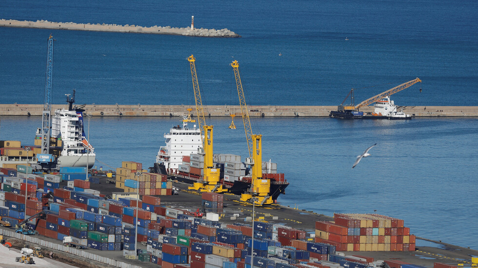 صحيفة: السلطات الجزائرية توضح حقيقة استيراد شحنة الحبوب "المسممة"