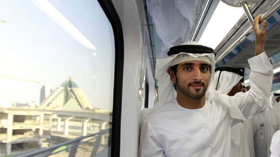 ولي عهد دبي يسابق النعام على دراجة (فيديو)