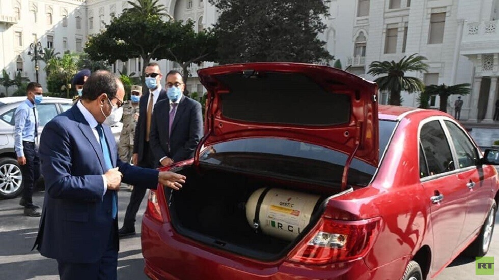 السيسي يوجه بالتوسع في إحلال الغاز الطبيعي وقودا للسيارات