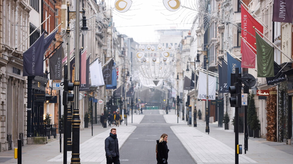 بريطانيا لا تستبعد فرض إجراءات عزل عام مرة أخرى