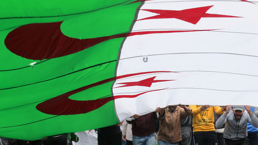 الجزائر.. الحكم بالسجن 3 سنوات على مدون من مؤيدي الحراك