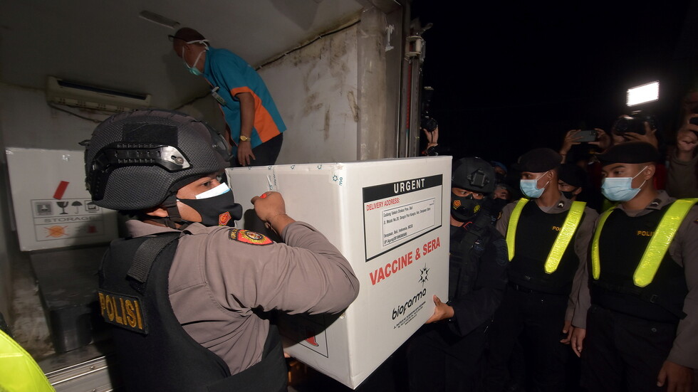 إندونيسيا تعتمد لقاح "سينوفاك" الصيني والرئيس سيتلقى الجرعة الأولى