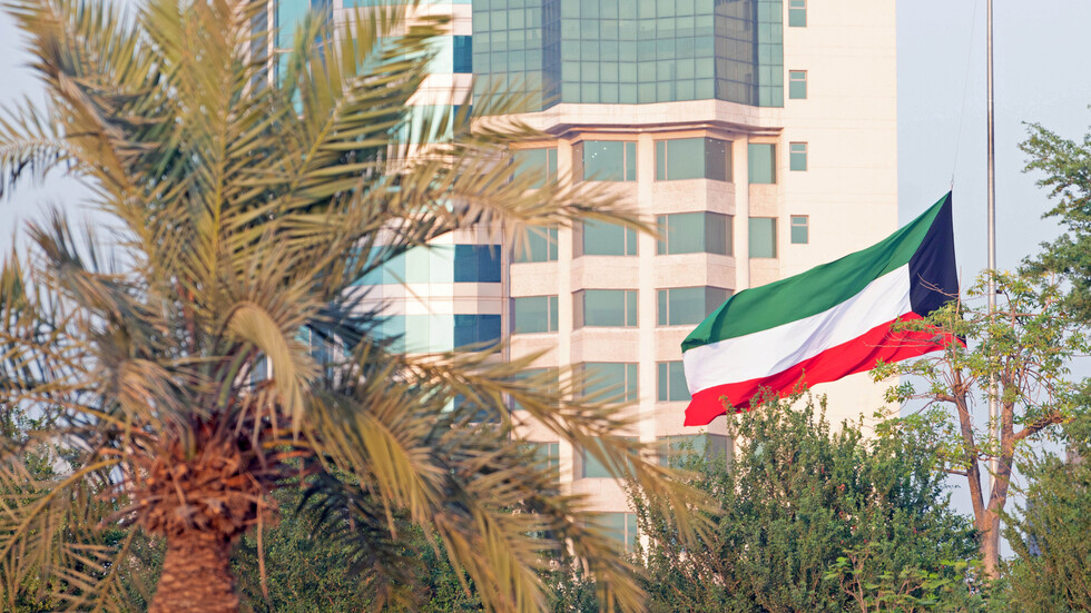 الكويت.. إحالة 60 موظفا بدرجة وزير إلى التقاعد