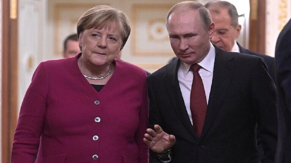 بوتين يناقش مع ميركل آفاق الإنتاج المشترك للقاحات