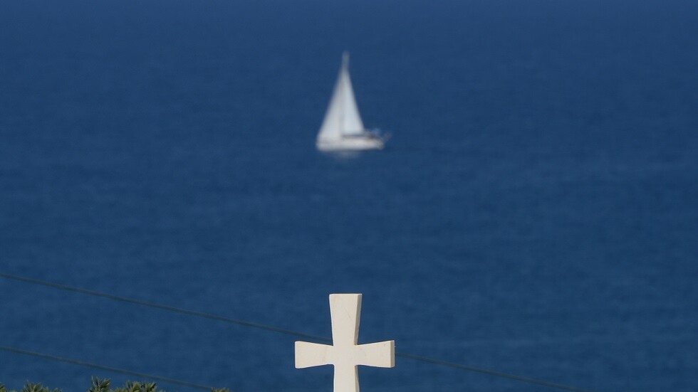 تغريم مطران يوناني لمباركته مياه البحر