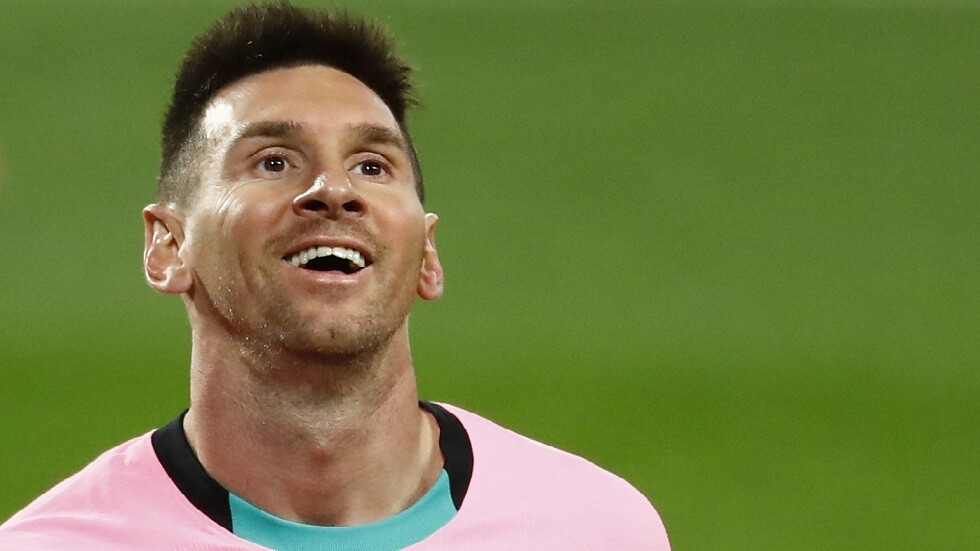 ميسي يقدم 21 زجاجة جعة لضحيته المفضلة! (صورة)