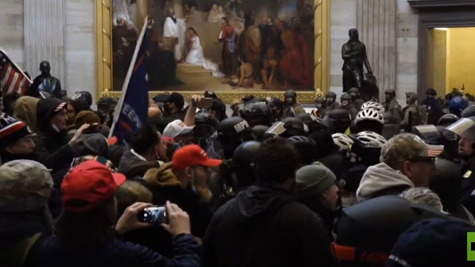 اشتباكات عنيفة بين أنصار ترامب وقوات الأمن داخل مبنى الكونغرس الأمريكي