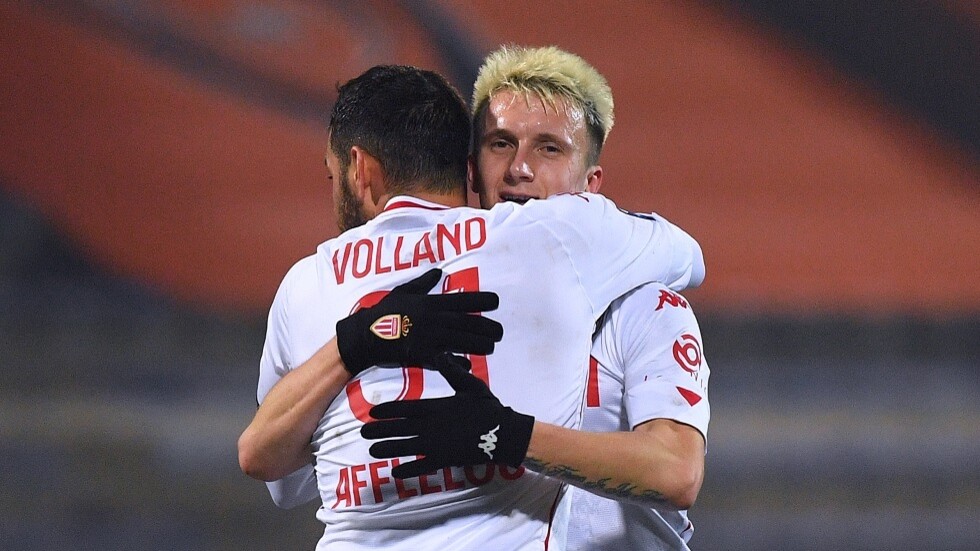 لاعب يعلق عبر 