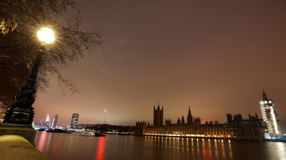 بريطانيا تسجل قفزة غير مسبوقة للإصابات والوفيات اليومية بكورونا وسط انتشار سلالته المتحورة