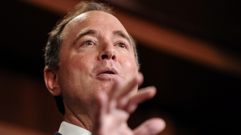 رئيس لجنة الاستخبارات في مجلس النواب يدعو لعزل ترامب