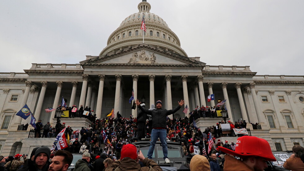 استطلاع: أكثر من 50% من الأمريكيين يؤيدون ترك ترامب لمنصبه قبل انتهاء ولايته