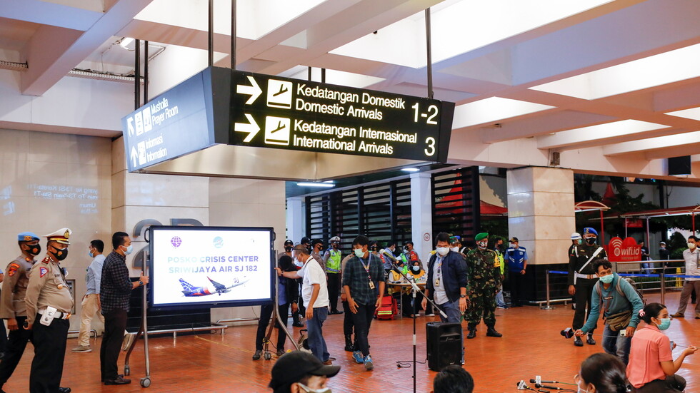 البحرية الإندونيسية تحدد موقع سقوط الطائرة المنكوبة في بحر جاوة