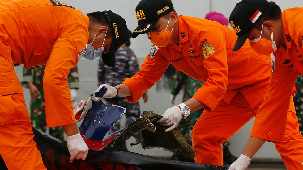 أندونيسيا تعلن تحطم الطائرة المنكوبة بشكل كامل والعثور على أشلاء وحطام في البحر