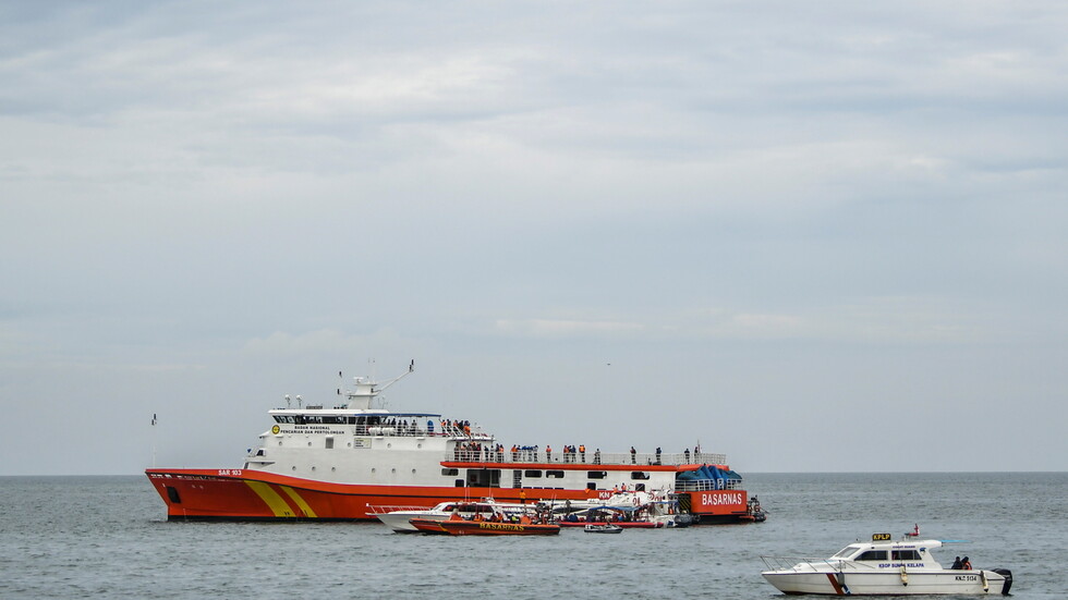 إندونيسيا تحدد موقعي الصندوقين الأسودين للطائرة المنكوبة