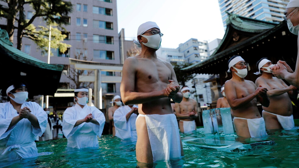 في طقس حمام الثلج السنوي بطوكيو.. صلاة خاصة من أجل نهاية كورونا