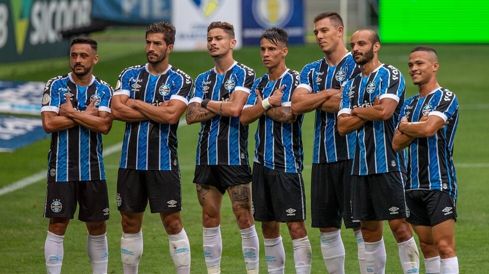 شاهد.. مدرب فريق عريق يلجأ إلى "حيلة برازيلية" لعرقلة لاعب الخصم