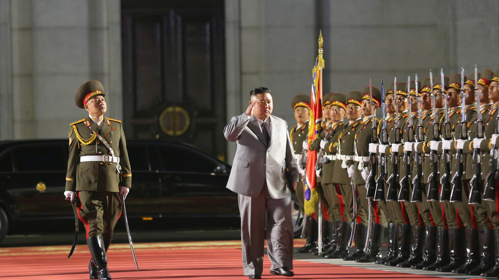 كوريا الشمالية تقوم باستعراض عسكري منتصف الليل!